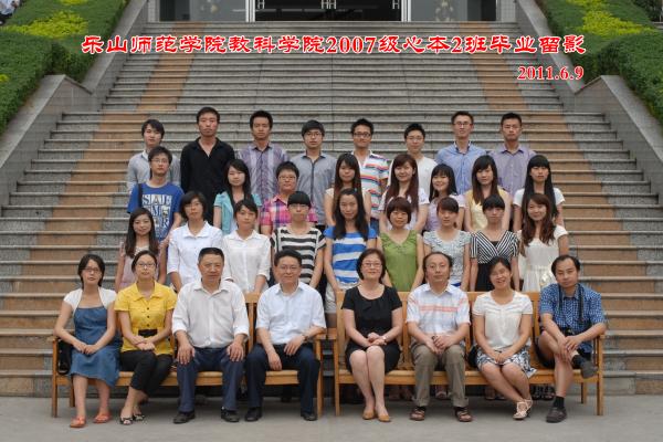 【0034】新葡的京集团35222vip2011届心本2班毕业留影（2011.6.9）.jpg