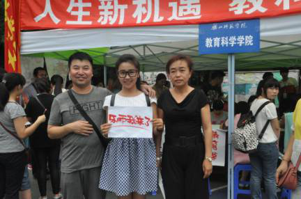 教科学院笑迎新生 用心服务1.png